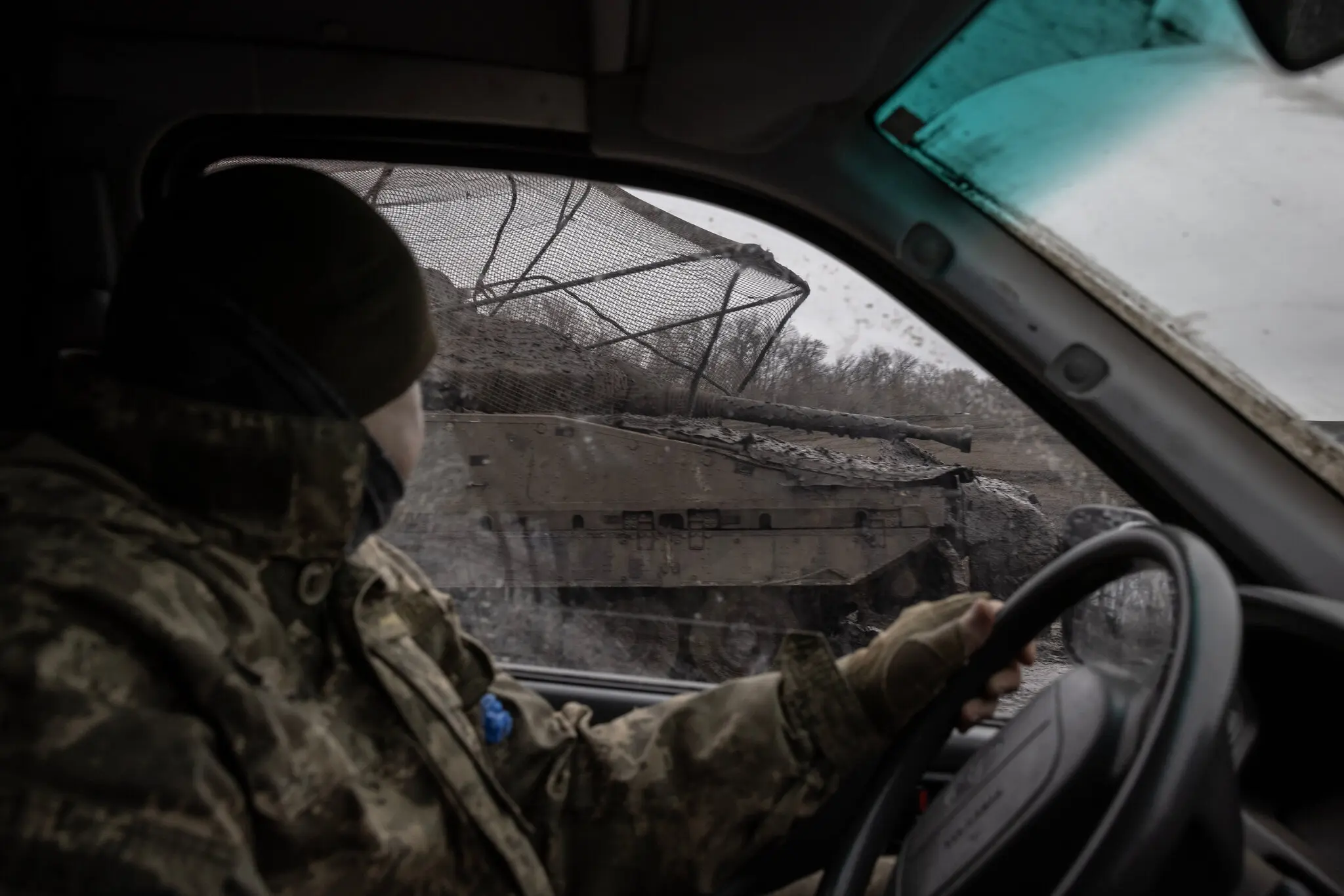 Українські танки оснащені металевою сіткою для захисту від атак безпілотників.